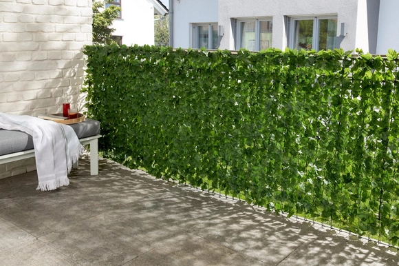 Sichtschutz aus künstlichem Efeu auf einem Balkon